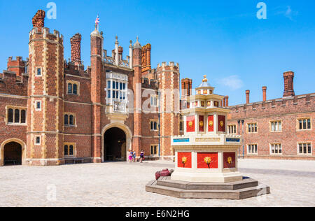 Base de Hampton Court Palace et à l'ouest de la Cour Entrée Principale London England UK GB EU Europe Banque D'Images