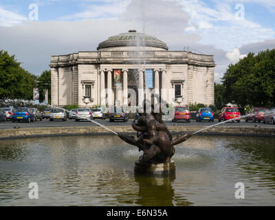 Dispositif de l'eau en bronze en face de levier Dame Art Gallery Port Sunlight Wirral Merseyside England UK dans village modèle créé par Lord Leverhulme Banque D'Images