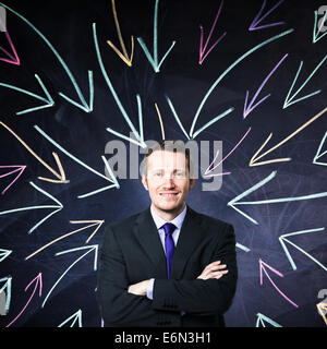 L'homme souriant et blackboard background Banque D'Images