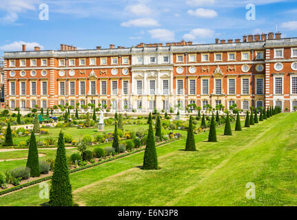 Hampton Court Palace Façade Sud et jardin privé London England UK GB EU Europe Banque D'Images