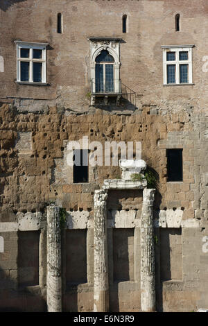 Colonnes du Foro di Augusto incorporés dans la façade d'un bâtiment médiéval Forum d'Auguste Rome Italie Banque D'Images