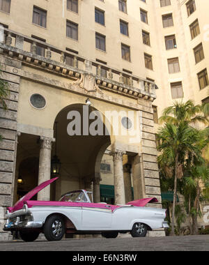 Ancien 1950 Ford Fairlane 600, l'Hotel Nacional de Cuba, La Havane, Cuba Banque D'Images