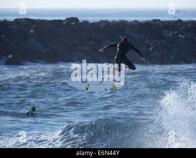 Newport Beach, Californie, USA. 25 août, 2014. Airs d'un surfer sur une vague après équitation près de la côte à l'écart mardi matin.----l'Ouragan Marie portée plus large que d'habitude surfez au filtre en coin à Newport Beach le mardi, ce qui incite les internautes à aller à la plage à la recherche d'qu'une course parfaite. © David Bro/ZUMA/Alamy Fil Live News Banque D'Images