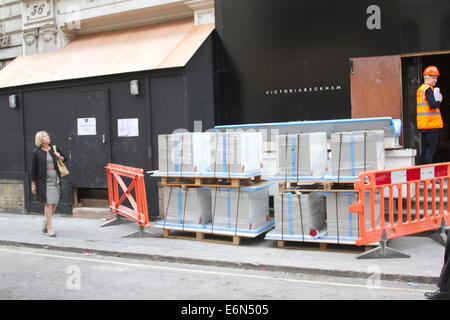 London,UK. 27 août 2014. Préparer les travailleurs en tant qu'ancien Spice Girl Victoria 'Posh Spice' Beckham est d'ouvrir un magasin dans le quartier à la mode de Mayfair Crédit : amer ghazzal/Alamy Live News Banque D'Images