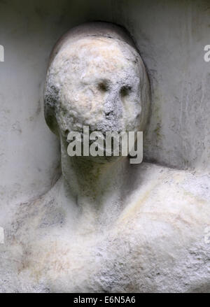 Sculpture de pierre érodée tombe au cimetière commémoratif. Banque D'Images