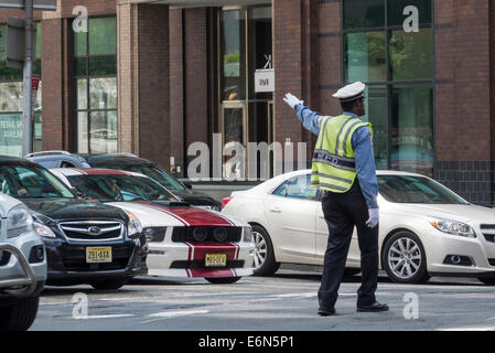 Agent de la circulation des voitures de direction allant dans le Holland Tunnel dans le Lower Manhattan Banque D'Images