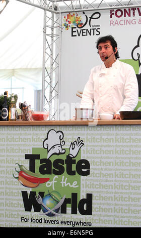 Jean-Christophe Novelli lors d'une masterclass au goût du monde food festival 2012 à l'hippodrome de fontwell, West Sussex Banque D'Images