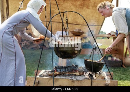 Reconstitution d'un village viking dans la vie, les femmes la préparation des aliments, le festival islandais du Manitoba, Gimli, Manitoba, Canada Banque D'Images