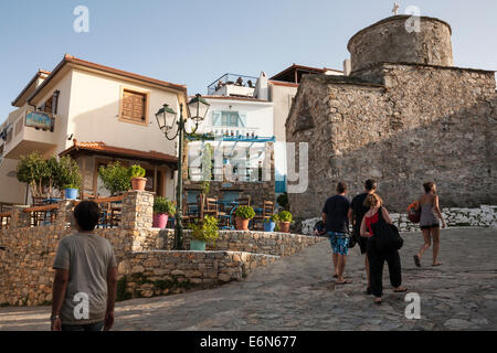 Les touristes à pied en face de l'Église de Christ à l'ancien village (Chora) d'Alonnisos, Grèce. Août 2014. Banque D'Images