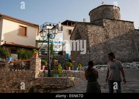 Les touristes à pied en face de l'Église de Christ à l'ancien village (Chora) d'Alonnisos, Grèce. Août 2014. Banque D'Images