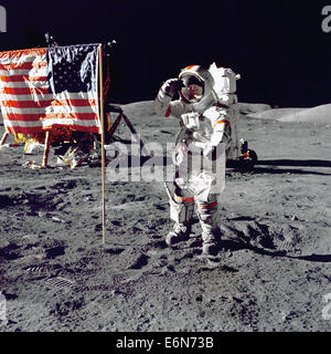 L'astronaute de la NASA Eugene A. Cernan, commandant d'Apollo 17, salue le drapeau américain sur la surface lunaire au cours de sorties dans l'espace dans la dernière mission d'atterrissage lunaire le 13 décembre 1972. Le module lunaire et le Challenger Rover lunaire est dans l'arrière-plan derrière le drapeau. Bien que les astronautes Cernan et Schmitt est descendu dans le Challenger d'explorer la région Taurus-Littrow de la Lune, l'astronaute Ronald E. Evans, pilote du module de commande, est resté avec le module de commande/Service 'America' en orbite lunaire. Banque D'Images