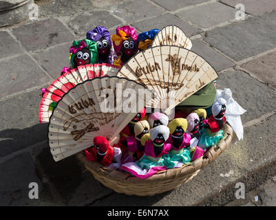 Panier d'doll et fan de souvenirs, la vieille Havane, Cuba Banque D'Images