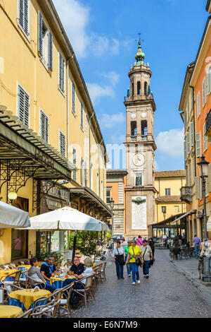 Boutiques, cafés, sur la Strada Cavouri dans le centre-ville historique, Parme, Emilie-Romagne, Italie Banque D'Images