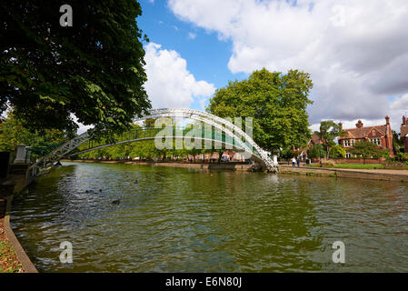 Vue vers le quai avec le pont suspendu pour piétons sur la rivière Great Ouse à gauche Bedford Bedfordshire UK Banque D'Images