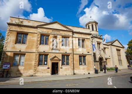 Centre d'information touristique et la mairie de St Paul's Square Bedford Bedfordshire UK Banque D'Images