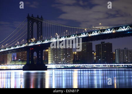 L'île de Manhattan et le pont de Brooklyn dans la nuit d'été à New York. Photo a été tourné du côté de Brooklyn. Banque D'Images