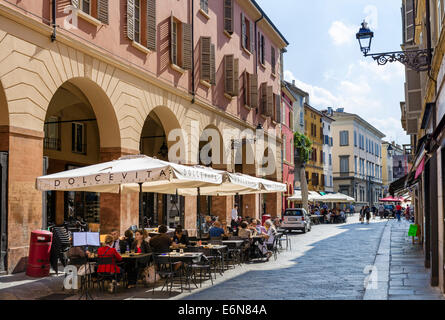 Restaurant Dolcevita sur Strada Farini dans le centre-ville historique, Parme, Emilie-Romagne, Italie Banque D'Images