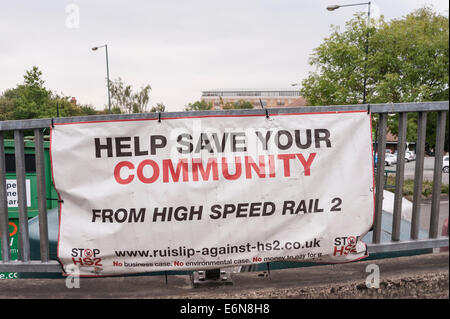 Londres, Royaume-Uni, 27 août 2014. Boris Johnson, actuel Maire de Londres, qui cherche à devenir député fédéral d'Uxbridge et South Ruislip lors de la prochaine élection générale. M. Johnson souhaite représenter la circonscription, dont le député actuel, Sir John Randall, a fait savoir qu'il ne sollicitera pas le renouvellement de son mandat lors de l'assise sûre des conservateurs dans l'ouest de Londres. Présenté : signe de protestation contre la grande vitesse ferroviaire 2, un important problème de la communauté locale, que M. Johnson devront s'attaquer s'il est élu. Crédit : Stephen Chung/Alamy Live News Banque D'Images