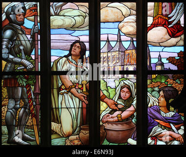 Les personnes représentées à la médiévale vitrail de Saint Barbara's Church à Kutná Hora, République tchèque. Banque D'Images
