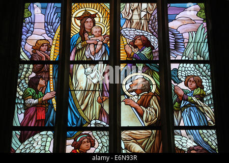 L'évangéliste Luc peignant la Vierge Marie. Vitrail de l'église Sainte-Barbe à Kutna Hora, République tchèque. Banque D'Images