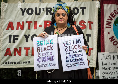 Londres, Royaume-Uni. 27 août, 2014. 'Hands Up Don't Shoot !' protestataires et partisans de résister au racisme et à s'unir contre le fascisme de protestation devant l'ambassade américaine à Londres, en solidarité pour le récent décès de Michael Brown. Le 9 août 2014, Michael Brown Jr., un 18-year-old African American man, a été mortellement blessé par 28-year-old white Ferguson agent de police Darren Wilson dans la ville de Ferguson, Missouri, États-Unis. Crédit : Guy Josse/Alamy Live News Banque D'Images