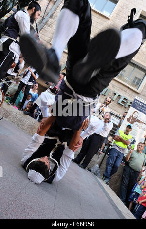 Jérusalem, Israël. 27 août, 2014. Musiciens, danseurs et acrobates, qui trouvent un sens et d'expression de leur âme par la musique Klezmer juive traditionnelle et portant des costumes traditionnels et des atours klezmer Hassidique, a ouvert le Festival Klezmer International de Jérusalem dans le quartier des rues du centre-ville. Credit : Alon Nir/Alamy Live News Banque D'Images