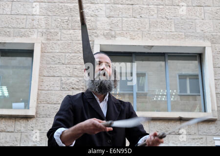 Jérusalem, Israël. 27 août, 2014. Musiciens, danseurs et acrobates, qui trouvent un sens et d'expression de leur âme par la musique Klezmer juive traditionnelle et portant des costumes traditionnels et des atours klezmer Hassidique, a ouvert le Festival Klezmer International de Jérusalem dans le quartier des rues du centre-ville. Credit : Alon Nir/Alamy Live News Banque D'Images