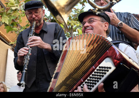 Jérusalem, Israël. 27 août, 2014. Musiciens, danseurs et acrobates, qui trouvent un sens et d'expression de leur âme par la musique Klezmer juive traditionnelle et portant des costumes traditionnels et des atours klezmer Hassidique, a ouvert le Festival Klezmer International de Jérusalem dans le quartier des rues du centre-ville. Credit : Alon Nir/Alamy Live News Banque D'Images