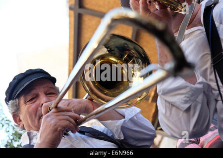 Jérusalem, Israël. 27 août, 2014. Musiciens, danseurs et acrobates, qui trouvent un sens et d'expression de leur âme par la musique Klezmer juive traditionnelle et portant des costumes traditionnels et des atours klezmer Hassidique, a ouvert le Festival Klezmer International de Jérusalem dans le quartier des rues du centre-ville. Credit : Alon Nir/Alamy Live News Banque D'Images