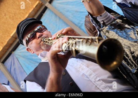 Jérusalem, Israël. 27 août, 2014. Musiciens, danseurs et acrobates, qui trouvent un sens et d'expression de leur âme par la musique Klezmer juive traditionnelle et portant des costumes traditionnels et des atours klezmer Hassidique, a ouvert le Festival Klezmer International de Jérusalem dans le quartier des rues du centre-ville. Credit : Alon Nir/Alamy Live News Banque D'Images