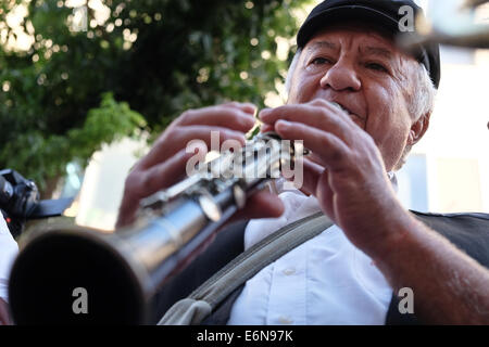 Jérusalem, Israël. 27 août, 2014. Musiciens, danseurs et acrobates, qui trouvent un sens et d'expression de leur âme par la musique Klezmer juive traditionnelle et portant des costumes traditionnels et des atours klezmer Hassidique, a ouvert le Festival Klezmer International de Jérusalem dans le quartier des rues du centre-ville. Credit : Alon Nir/Alamy Live News Banque D'Images