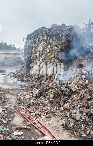 Marshgate, Swindon, Wiltshire, Royaume-Uni. 27 août 2014. Le tas de déchets à Averies de recyclage qui couve depuis le 21 juillet 2014 est maintenant abordé par les pompiers de Swindon, Marlborough, Royal Wooton Bassett et ailleurs dans le Wiltshire. Crédit photo : John Henshall 2014 / Alamy Live News. JMH6379 Banque D'Images