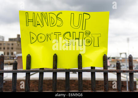 Staten Island, NY) - Des milliers de personnes ont défilé à Stapleton, SI pour protester contre la mort d'Eric Garner et mettre un terme à la police brut Banque D'Images