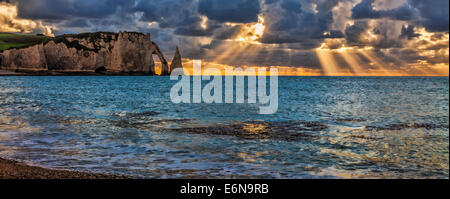 De soleil colorés à Étretat dans la Haute-normandie dans le Nord de la France.La formation des roches est appelé L'aiguille. Banque D'Images