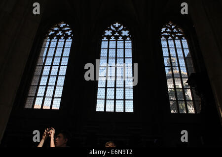 Un touriste prend des photos en face de fenêtres gothiques en Saint Barbara's Church à Kutná Hora, République tchèque. Banque D'Images