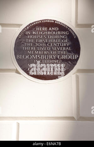 Une plaque en céramique à 50 Gordon Square, à Camden, qui était à la maison à plusieurs membres du Bloomsbury group, y compris Virginia Woolf. Londres, Angleterre. Banque D'Images