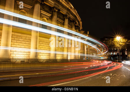 La Banque d'Irlande, Dame Street, Dublin avec traces légères de circulation Banque D'Images