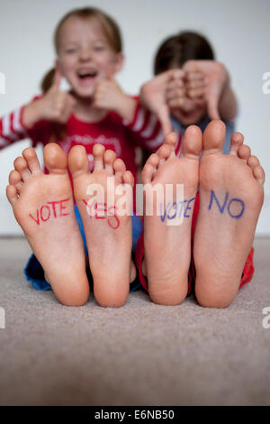 "Vote oui" rouge et bleu "vote Non" écrit sur les pieds des enfants dans un moment proche de l'indépendance écossaise référendum de 2014. Banque D'Images