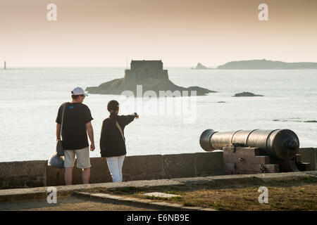 Old cannon le long du mur de remparts de Saint-Malo, vue sur le Fort National, Bretagne, France Banque D'Images