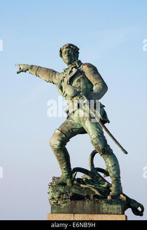 Statue de Robert Surcouf pointant vers la mer sur les murs de la ville à Saint Malo, Bretagne, France Banque D'Images