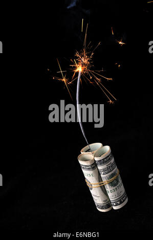 Un rouleau d'argent à un bâton de dynamite a un fusible lumineux fait de fumée et d'étincelles avant qu'elle n'explose. Banque D'Images