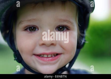 Un portrait d'un beau jeune homme portant un casque de vélo Banque D'Images