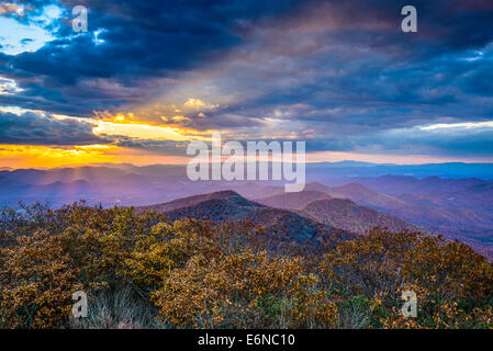 Blue Ridge Mountains de la Géorgie du Nord, USA dans la saison d'automne au coucher du soleil. Banque D'Images