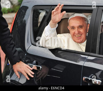 Le pape François, le 14 août 2014, Séoul, Corée du Sud : le Pape François courbes à foule de sympathisants en face de la Conférence des évêques catholiques de Corée à Séoul, Corée du Sud, le 14 août 2014. Banque D'Images