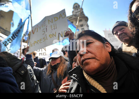 Buenos Aires, Argentine. 27 août, 2014. Les personnes expulsées de la 'Le Pape François', et des membres d'organisations sociales de prendre part à une marche, à Buenos Aires, capitale de l'Argentine, le 27 août 2014. Le samedi, le personnel de la Police métropolitaine et la garde nationale, expulsé environ 700 familles vivant au "Pape François', selon la presse locale. Certaines des personnes expulsées de la colonisation sont encore camping près de la zone après ne pas trouver un abri ou d'être en mesure de déménager dans d'autres quartiers. © TELAM/Xinhua/Alamy Live News Banque D'Images