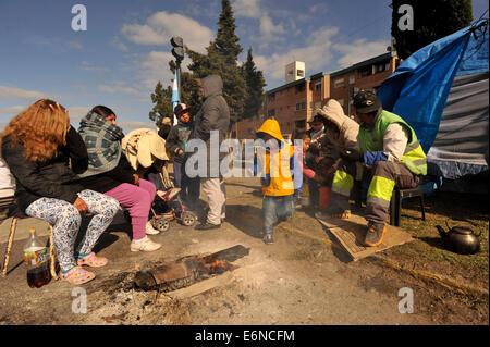 Buenos Aires, Argentine. 27 août, 2014. Les personnes expulsées de la 'Le Pape François", l'établissement camp près de la Villa Lugano quartier, à Buenos Aires, capitale de l'Argentine, le 27 août 2014. Le samedi, le personnel de la Police métropolitaine et la garde nationale, expulsé environ 700 familles vivant au "Pape François', selon la presse locale. Certaines des personnes expulsées de la colonisation sont encore camping près de la zone après ne pas trouver un abri ou d'être en mesure de déménager dans d'autres quartiers. © TELAM/Xinhua/Alamy Live News Banque D'Images