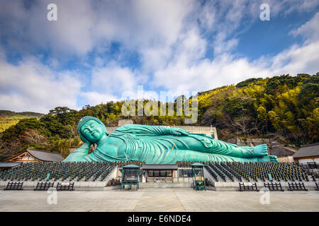 Le bouddha couché de Nanzoin Temple à Fukuoka, au Japon. Banque D'Images