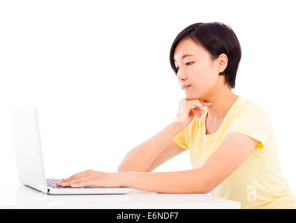 Malheureuse femme en face d'un ordinateur portable, isolé sur fond blanc Banque D'Images