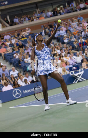 Flushing Meadows, New York, USA. 27 août, 2014. Venus Williams (USA) dans l'action du deuxième cycle à l'US Open Tennis Championships. Crédit : Paul J. Sutton/PCN/ Alamy Live News Banque D'Images
