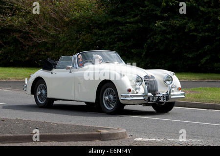 Jaguar XK150 voiture sur la Fosse Way road, Warwickshire, UK Banque D'Images